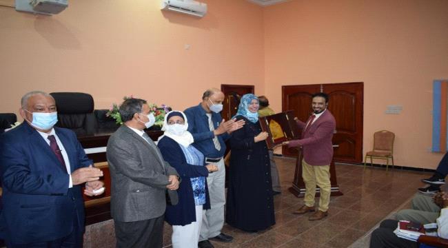 الوالي ورئيس جامعة عدن يكرمان عميد كلية الطب السابق د/سوسن باخبيرة  ...
