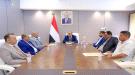 في جهود حثيثة ...رئيس الوزراء يلتقي محافظ سقطرى ويؤكد دعم الحكومة لجهود السلطة المحلية