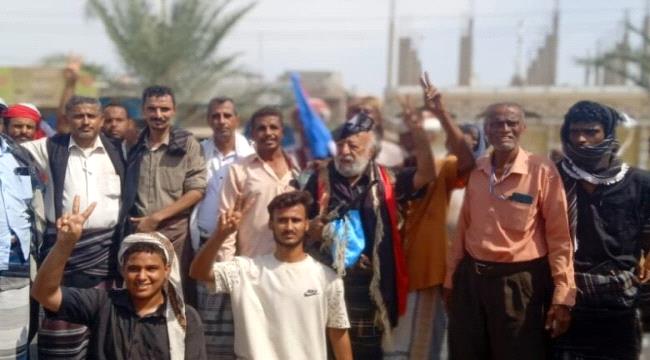 أبناء محافظة أبين يحتشدون أمام مبنى السلطه المحلية بالمحافظه لرفض الوصايه والاحتلال