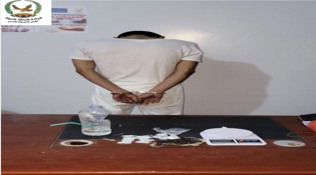 مكافحة المخدرات بشبوة تضبط أحد أخطر المروجين في مدينة عتق